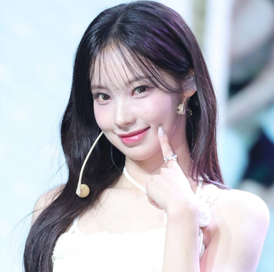 긍정적이고 밝은 표정을 짓는 모습