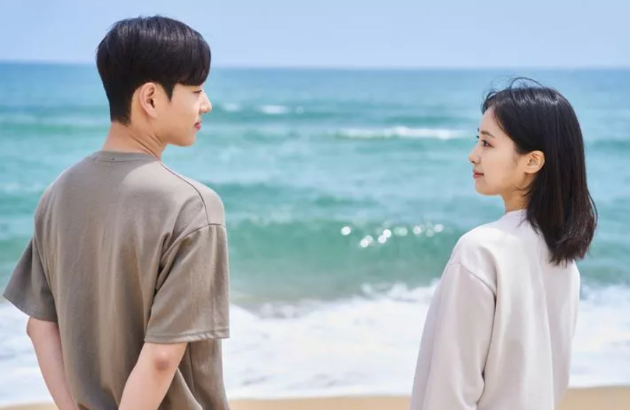 데이트 코스 기획의 정석: 피로도를 낮추고 몰입도를 극대화하는 3단계 동선 설계법 1 남녀 데이트하는 모습