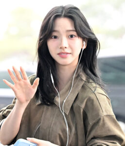 상대방의 호감 신호를 객관적으로 판별하는 법: 확증 편향을 피하는 현실적 체크리스트 6 밝게 인사하는 모습