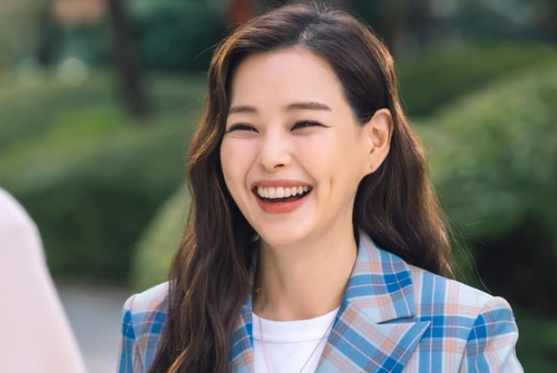 감도를 2배로 높이는 칭찬과 감사의 기술: 결과가 아닌 '과정과 취향'을 칭찬하는 법 1 칭찬을 듣고 기뻐하는 여성