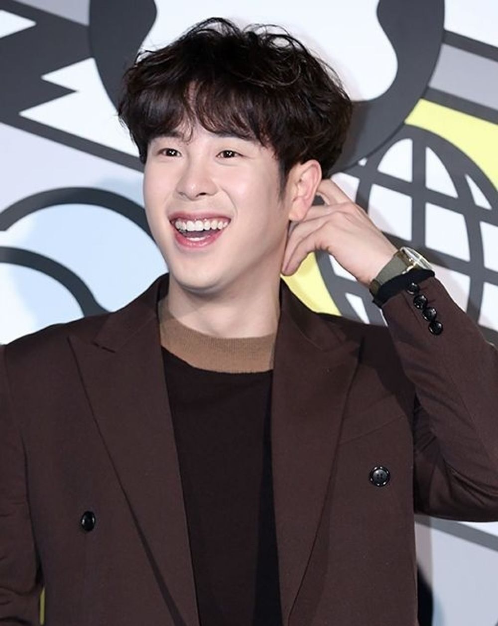첫 만남의 어색함을 깨뜨리는 스몰토크 기술: 날씨 이야기에서 벗어나는 3단계 접근법 1 피오 어색하게 웃는 모습 edited